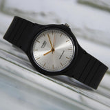 Casio Unisexuhr – MQ-24-7E2LDF