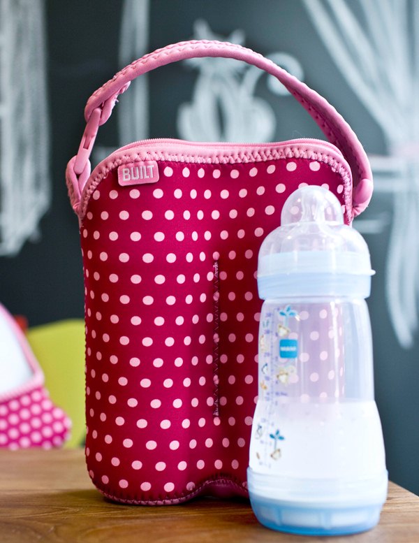 BUILT Bottle Buddy Two Bottle Tote with holder (Baby Pink Mini Dots) – Produktabbildung 2