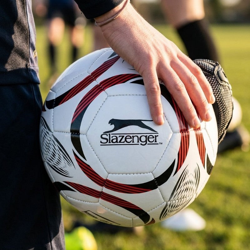 Slazenger - 32dílný Trainings- Fußball- Ball Größe 5 (weiß/rot) – Produktabbildung 2