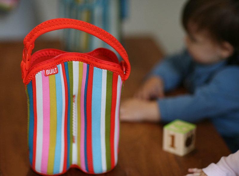 BUILT Bottle Buddy Two Bottle Tote with holder (Baby Pink Stripe) – Produktabbildung 2