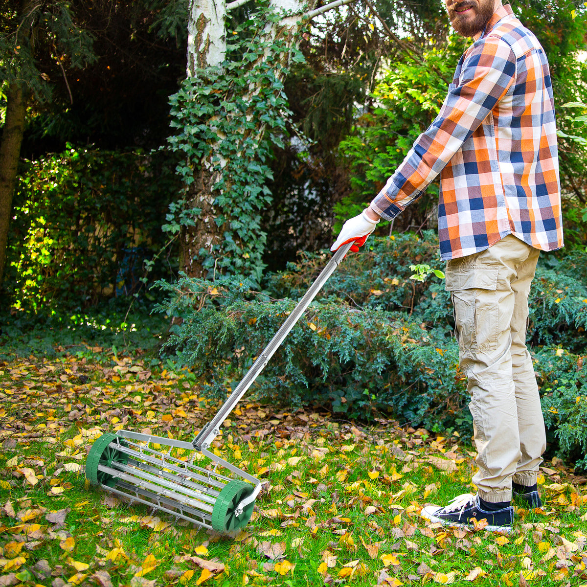 Outsunny Rasenlüfter Grifflänge einstellbar Handvertikutierer Rasenbelüften Stachelwalze Rasen rollender – Produktabbildung 2