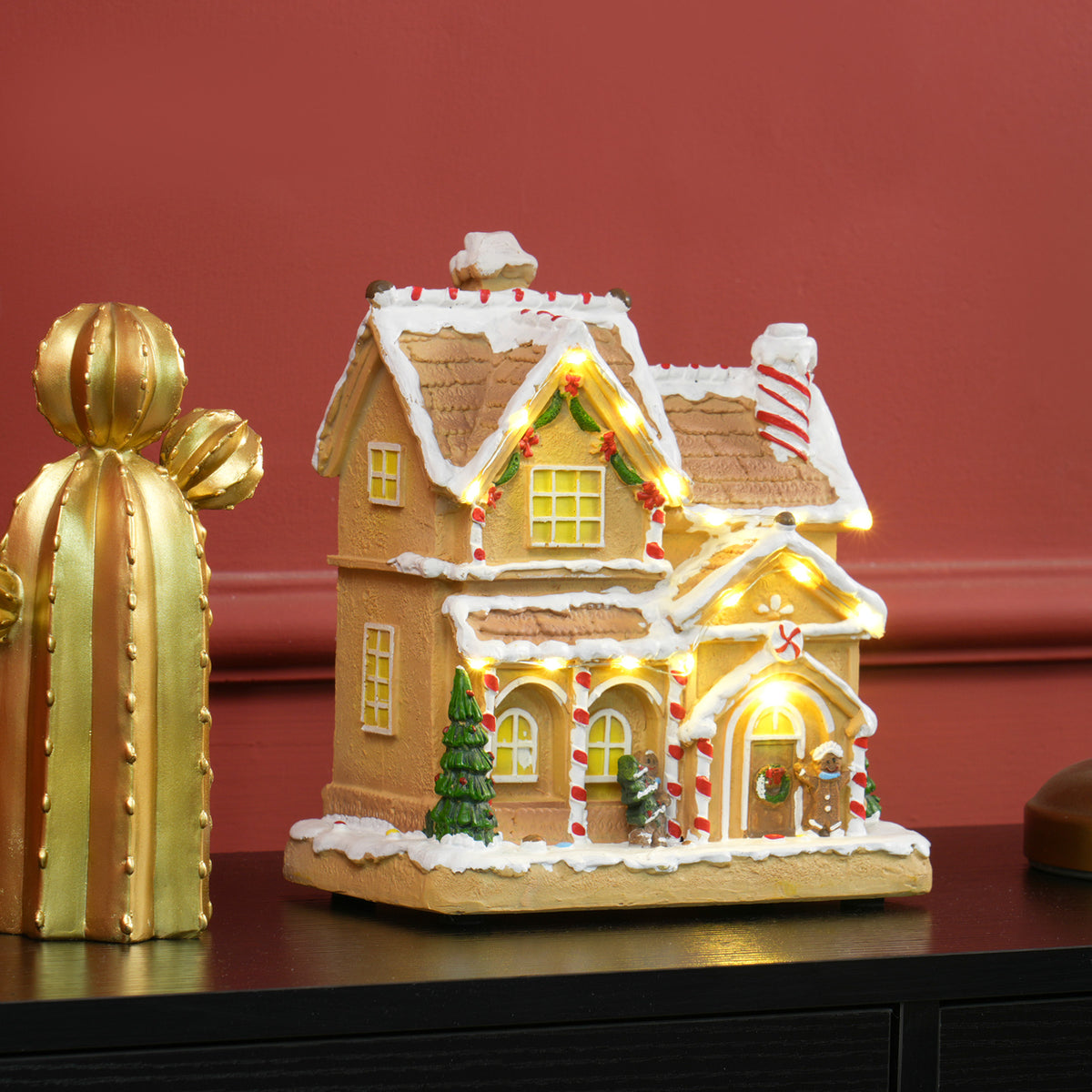 HOMCOM Lebkuchenhaus mit LED-Lichtern und Musik, Weihnachtshaus Winterlandschaft mit Lebkuchenmann, für – Produktabbildung 2