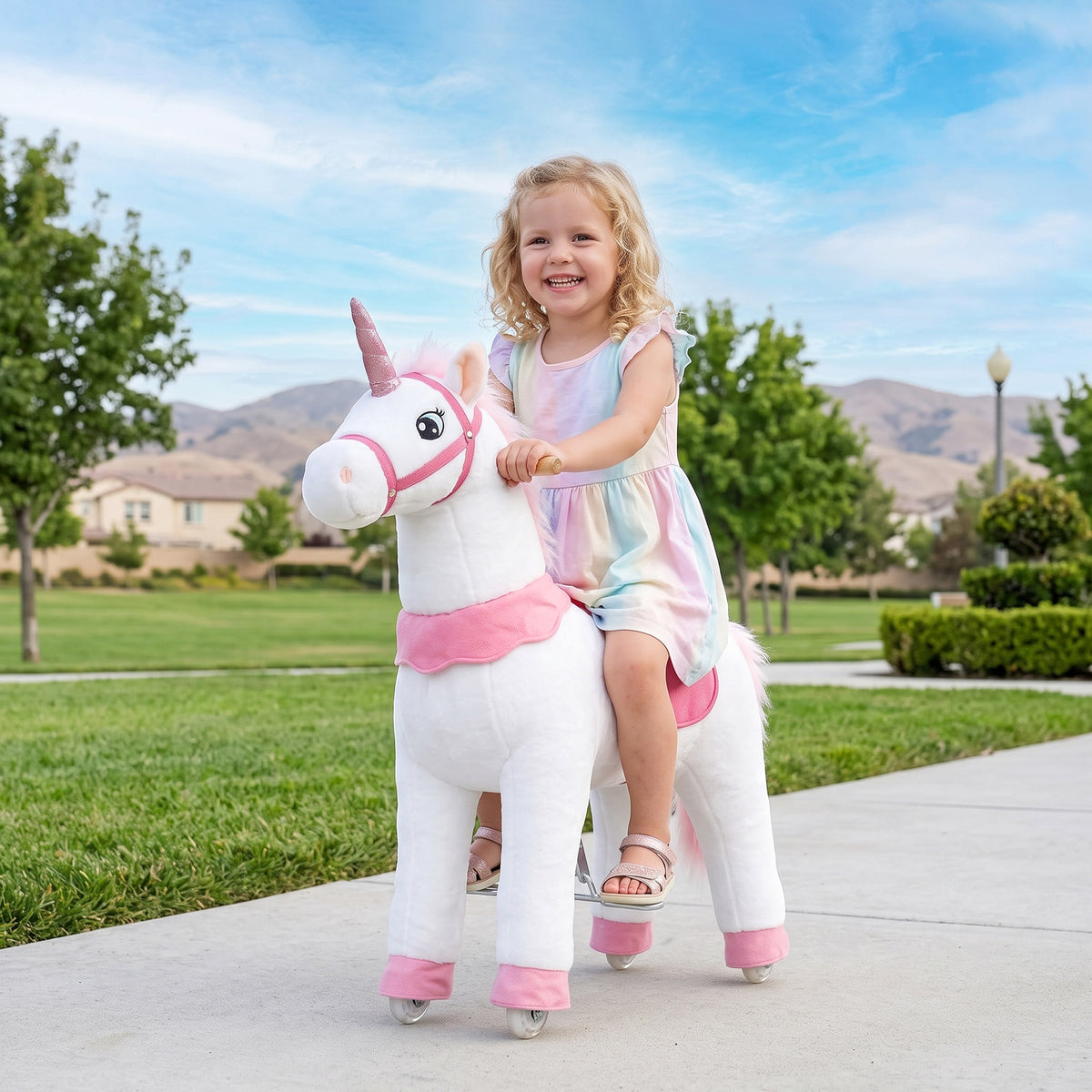 Reitpferd für Kinder, Einhorn-Design, Stoffbezug, stabiler Rahmen, sanfte Räder, Schaukelpferd, 3-5 – Produktabbildung 2