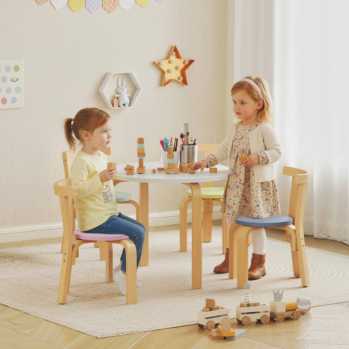 5-teiliges Kindertisch- und Stuhlset, leichtes Massivholz, Bunt – Produktabbildung 2