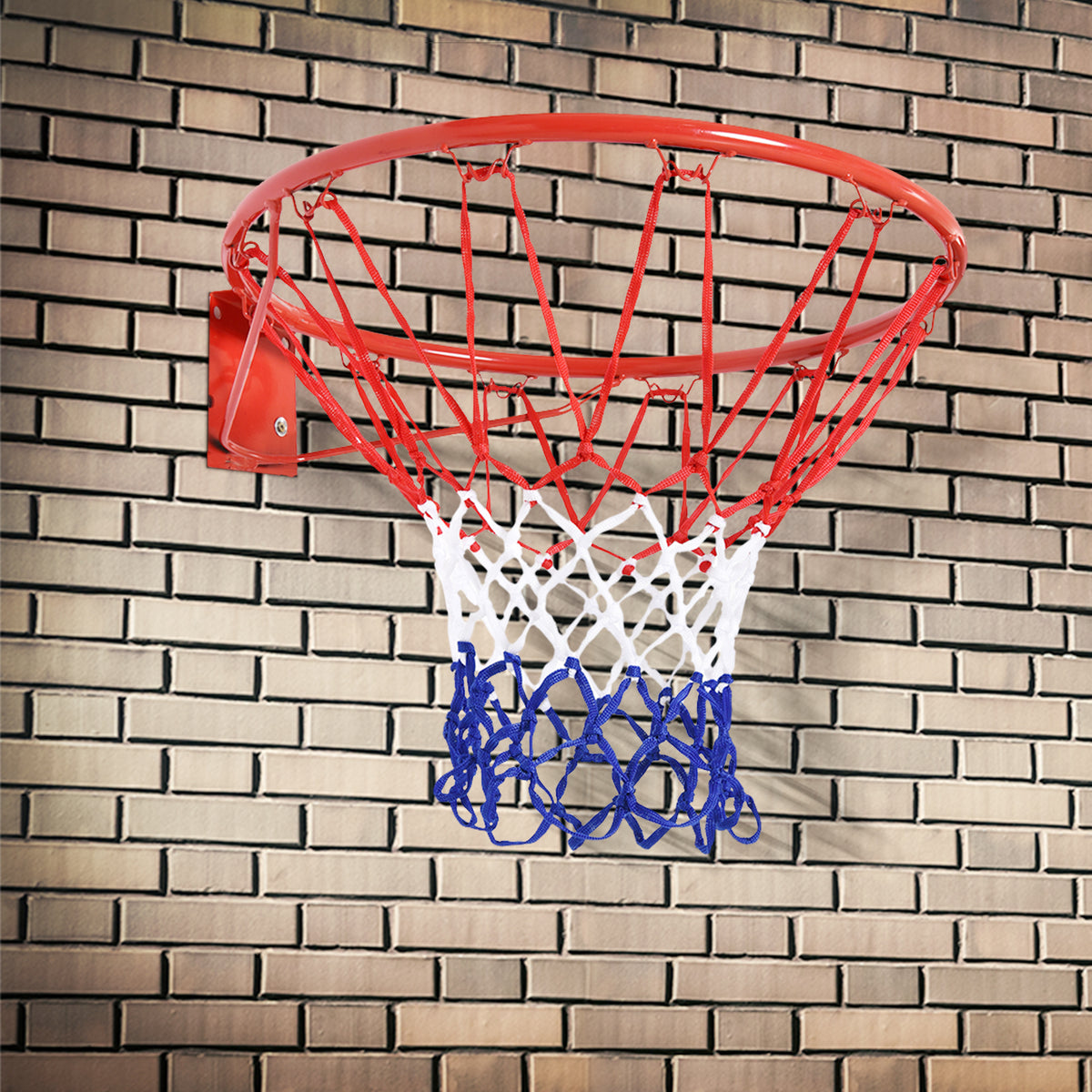 HOMCOM Basketballkorb mit rotem Ring und rot-weiß-blauem Netz an einer Ziegelwand montiert.
