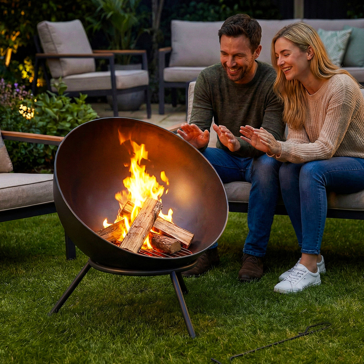 Outsunny Feuerschale 60 x 53 x 66cm verstellbar Feuerstelle mit Schürhaken Kohlegitter Ständer Schwarz – Produktabbildung 2